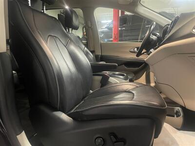 2018 Chrysler Pacifica Limited - Photo 21 - Saint Louis, MI 48880-9800