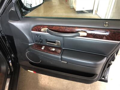 2011 Lincoln Town Car Signature Limited   - Photo 17 - Saint Louis, MI 48880-9800