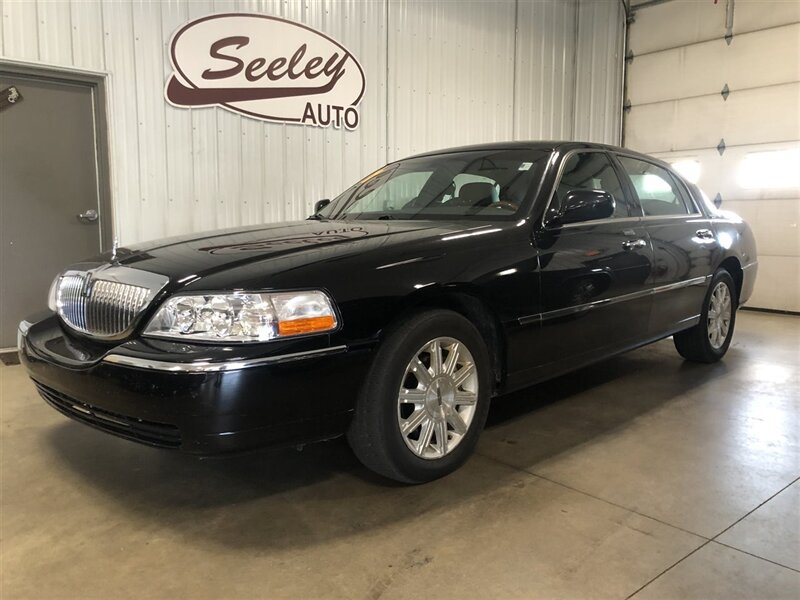 2011 Lincoln Town Car Signature Limited - Photo 1 - Saint Louis, MI 48880-9800