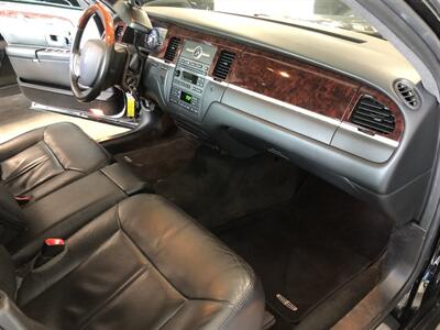 2011 Lincoln Town Car Signature Limited   - Photo 16 - Saint Louis, MI 48880-9800