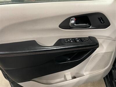 2020 Chrysler Pacifica Touring L   - Photo 20 - Saint Louis, MI 48880-9800