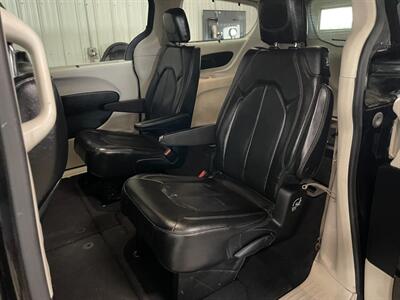 2020 Chrysler Pacifica Touring L   - Photo 16 - Saint Louis, MI 48880-9800
