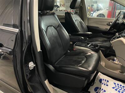 2020 Chrysler Pacifica Touring L   - Photo 17 - Saint Louis, MI 48880-9800