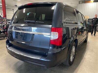 2014 Chrysler Town and Country Touring-L   - Photo 6 - Saint Louis, MI 48880-9800