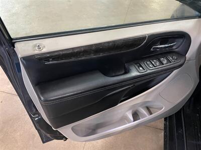 2014 Chrysler Town and Country Touring-L   - Photo 25 - Saint Louis, MI 48880-9800