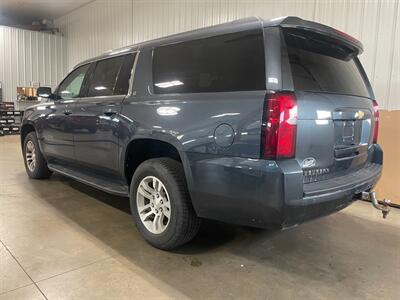 2020 Chevrolet Suburban LT   - Photo 4 - Saint Louis, MI 48880-9800