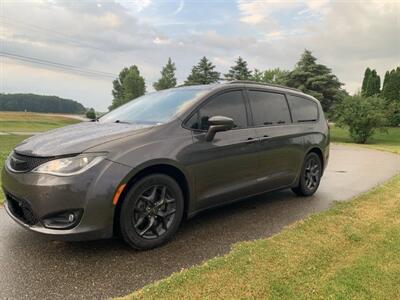 2018 Chrysler Pacifica Touring L Plus   - Photo 2 - Saint Louis, MI 48880-9800