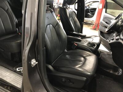 2018 Chrysler Pacifica Touring L Plus   - Photo 22 - Saint Louis, MI 48880-9800
