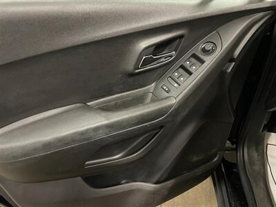 2019 Chevrolet Trax LS   - Photo 20 - Saint Louis, MI 48880-9800