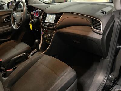 2019 Chevrolet Trax LS   - Photo 19 - Saint Louis, MI 48880-9800