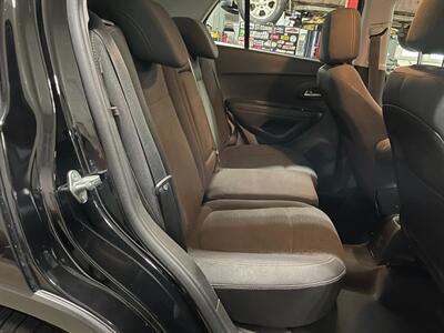 2019 Chevrolet Trax LS   - Photo 18 - Saint Louis, MI 48880-9800