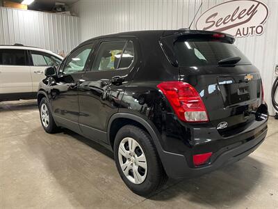 2019 Chevrolet Trax LS   - Photo 3 - Saint Louis, MI 48880-9800