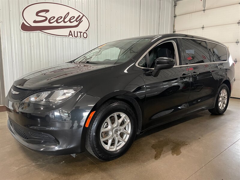 2022 Chrysler Voyager LX   - Photo 1 - Saint Louis, MI 48880-9800