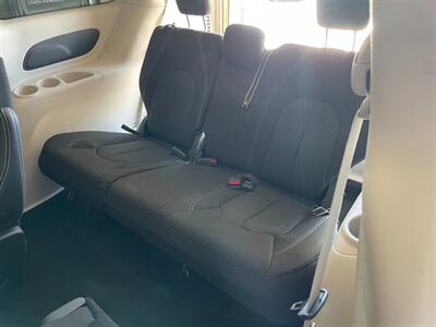 2022 Chrysler Voyager LX - Photo 18 - Saint Louis, MI 48880-9800