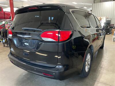 2022 Chrysler Voyager LX - Photo 6 - Saint Louis, MI 48880-9800