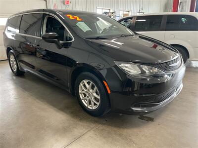 2022 Chrysler Voyager LX   - Photo 4 - Saint Louis, MI 48880-9800