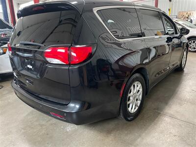 2022 Chrysler Voyager LX   - Photo 5 - Saint Louis, MI 48880-9800