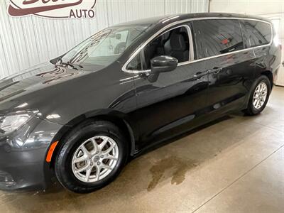 2022 Chrysler Voyager LX   - Photo 2 - Saint Louis, MI 48880-9800