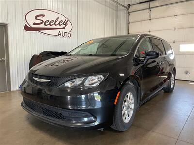 2022 Chrysler Voyager LX - Photo 2 - Saint Louis, MI 48880-9800
