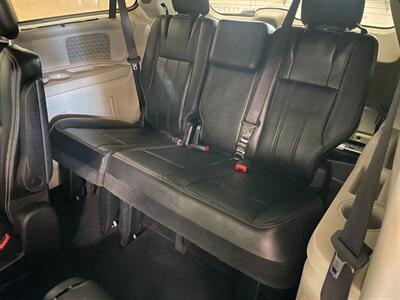 2012 Chrysler Town and Country Touring-L - Photo 18 - Saint Louis, MI 48880-9800