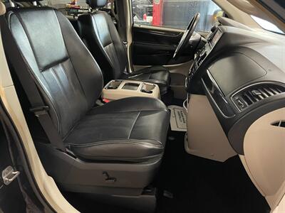 2012 Chrysler Town and Country Touring-L - Photo 19 - Saint Louis, MI 48880-9800