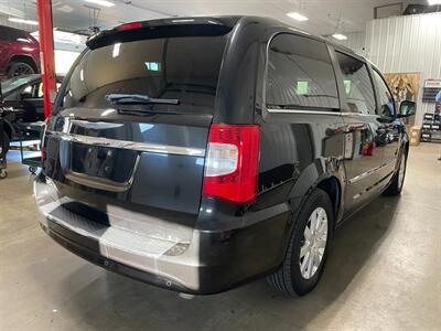 2012 Chrysler Town and Country Touring-L - Photo 6 - Saint Louis, MI 48880-9800