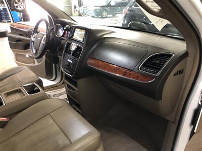 2016 Chrysler Town & Country Touring-L   - Photo 19 - Saint Louis, MI 48880-9800