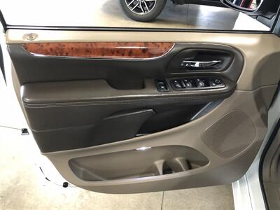 2016 Chrysler Town & Country Touring-L   - Photo 26 - Saint Louis, MI 48880-9800