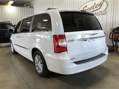2016 Chrysler Town & Country Touring-L   - Photo 3 - Saint Louis, MI 48880-9800