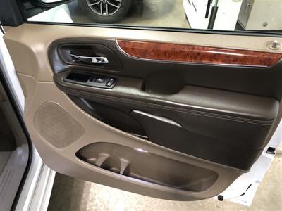 2016 Chrysler Town & Country Touring-L   - Photo 20 - Saint Louis, MI 48880-9800
