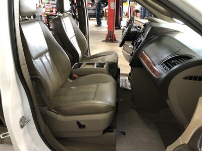 2016 Chrysler Town & Country Touring-L   - Photo 18 - Saint Louis, MI 48880-9800