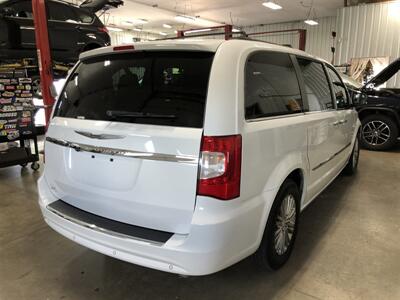 2016 Chrysler Town & Country Touring-L   - Photo 6 - Saint Louis, MI 48880-9800