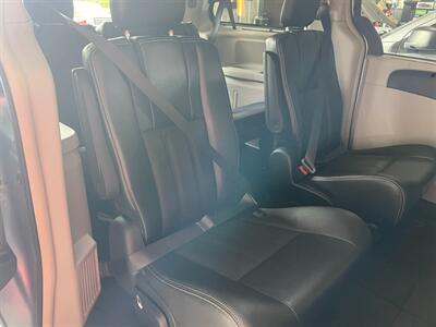 2016 Chrysler Town and Country Touring-L   - Photo 23 - Saint Louis, MI 48880-9800