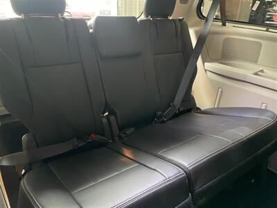 2016 Chrysler Town and Country Touring-L   - Photo 24 - Saint Louis, MI 48880-9800
