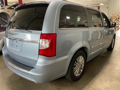 2016 Chrysler Town and Country Touring-L   - Photo 6 - Saint Louis, MI 48880-9800
