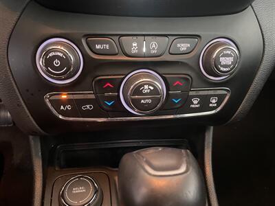 2019 Jeep Cherokee Limited   - Photo 16 - Saint Louis, MI 48880-9800