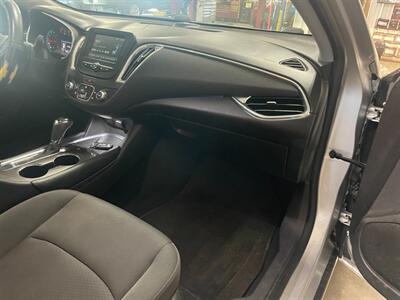 2018 Chevrolet Malibu LT   - Photo 18 - Saint Louis, MI 48880-9800