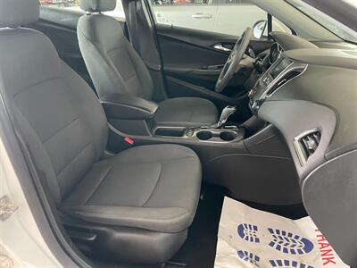 2019 Chevrolet Cruze LT   - Photo 17 - Saint Louis, MI 48880-9800