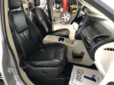 2016 Chrysler Town & Country Touring-L   - Photo 19 - Saint Louis, MI 48880-9800
