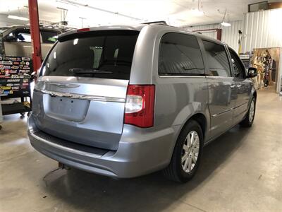 2016 Chrysler Town & Country Touring-L   - Photo 6 - Saint Louis, MI 48880-9800