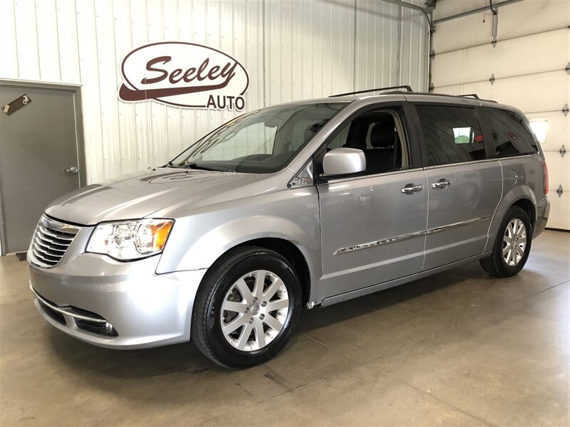 2016 Chrysler Town & Country Touring-L - Photo 1 - Saint Louis, MI 48880-9800