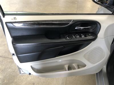 2016 Chrysler Town & Country Touring-L   - Photo 23 - Saint Louis, MI 48880-9800