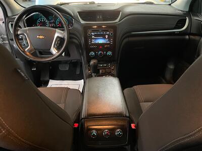 2017 Chevrolet Traverse LT - Photo 8 - Saint Louis, MI 48880-9800