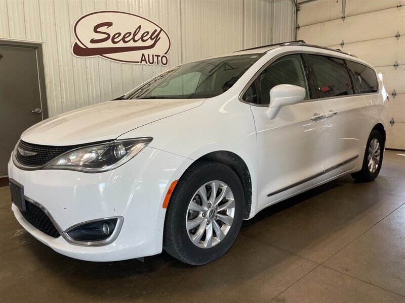 2019 Chrysler Pacifica Touring L   - Photo 1 - Saint Louis, MI 48880-9800