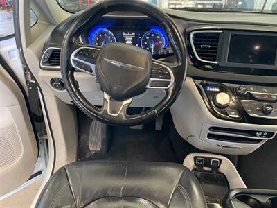 2019 Chrysler Pacifica Touring L - Photo 8 - Saint Louis, MI 48880-9800