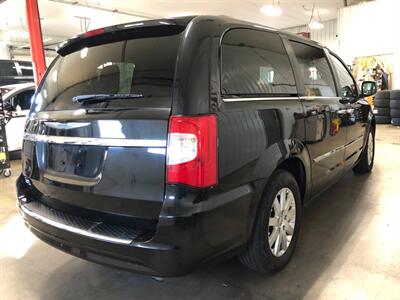2016 Chrysler Town & Country Touring - Photo 6 - Saint Louis, MI 48880-9800