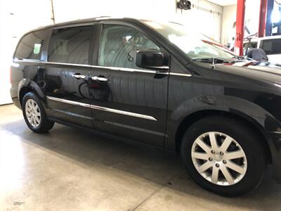 2016 Chrysler Town & Country Touring - Photo 5 - Saint Louis, MI 48880-9800