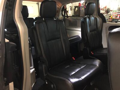 2016 Chrysler Town & Country Touring - Photo 18 - Saint Louis, MI 48880-9800