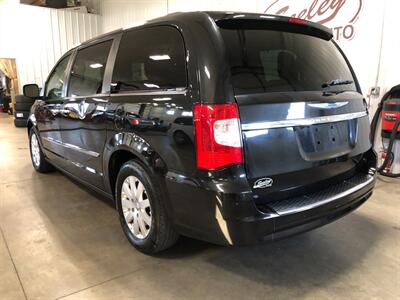 2016 Chrysler Town & Country Touring - Photo 7 - Saint Louis, MI 48880-9800