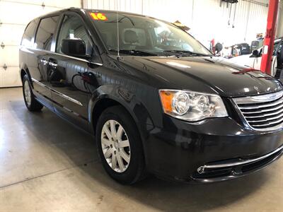2016 Chrysler Town & Country Touring - Photo 4 - Saint Louis, MI 48880-9800
